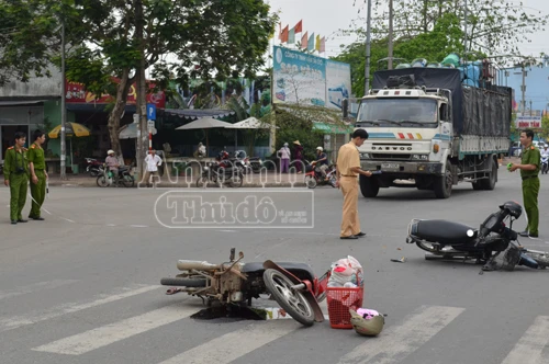 Qua đường bất cẩn, 2 người bị thương nặng