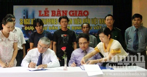 Bàn giao 3 ngư dân Philippines gặp nạn trên biển