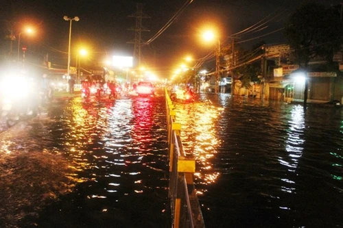 TP.HCM: Triều cường liên tiếp khiến cuộc sống người dân đảo lộn