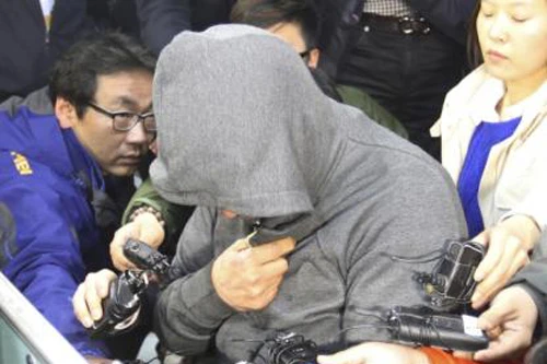 Thuyền trưởng "chạy thoát thân" bỏ lại hàng trăm nạn nhân khi phà Sewol chìm?