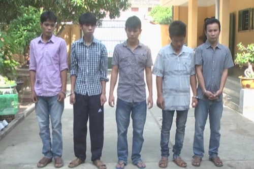 Bắt nhóm đối tượng chặn ô tô cưỡng đoạt tài sản