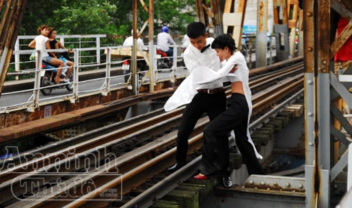 Nhiều đôi uyên ương vô tư "đùa giỡn" với tử thần