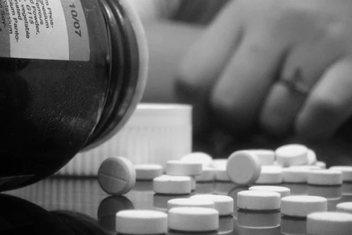 Uống thuốc tự tử vì bị gia đình cấm yêu trai trẻ