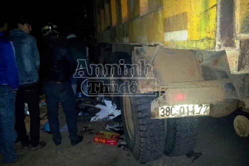 Xe tải chạy lấn đường cán chết hai người