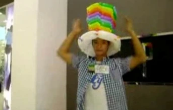 Ảo thuật "hô biến" bóng bay thành chiếc mũ