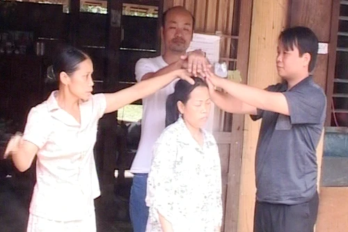 Cận cảnh “lên đồng” chữa bách bệnh!