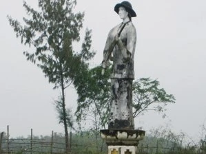 Dựng tượng Phật Quan Âm... đội mũ tai bèo, bồng súng