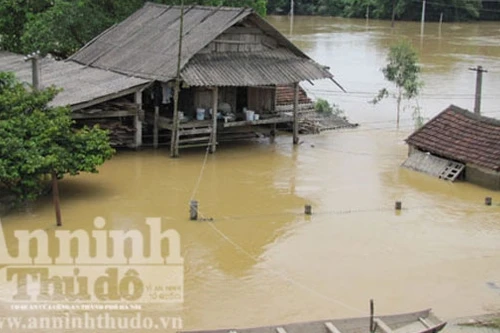 Mưa lớn, nhiều bản làng bị nhấn chìm, 8 người thương vong