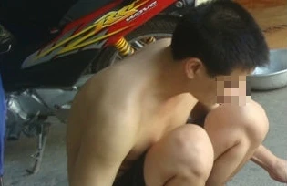 Hoảng loạn khi chồng bỗng dưng trần trùng trục, xưng "đại ca"