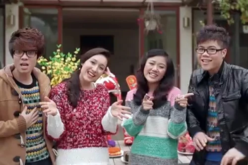 Bùi Anh Tuấn kết hợp với hai người đẹp