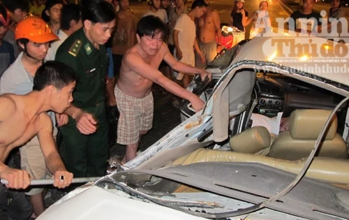 Xe khách đấu đầu ô tô 4 chỗ, 3 người bị thương nặng