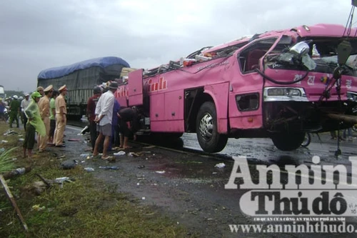 Xe khách lật nhào, 1 người chết, 14 người bị thương