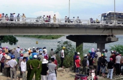 Phát hiện một bé gái sơ sinh bị bỏ rơi dưới gầm cầu