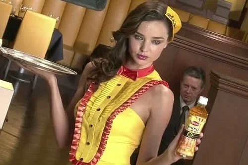 "Thiên thần nội y" Miranda Kerr hóa thành cô phục vụ gợi cảm