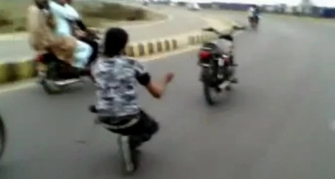 Choáng với màn điều khiển xe máy bằng sợi dây