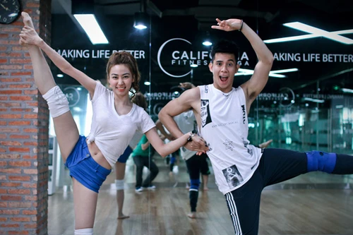 Ngân Khánh tự tin khoe nhan sắc "dao kéo" bên Hồ Vĩnh Khoa