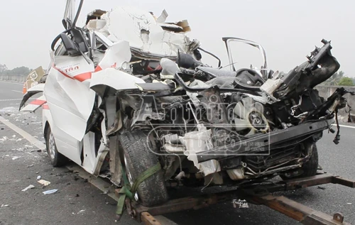 Xe cứu thương tông đuôi container, 5 người thương vong