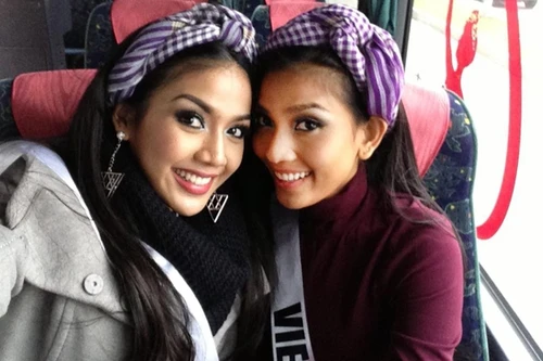 Thí sinh Hoa hậu Hoàn Vũ thi nhau làm điệu với khăn rằn Việt Nam