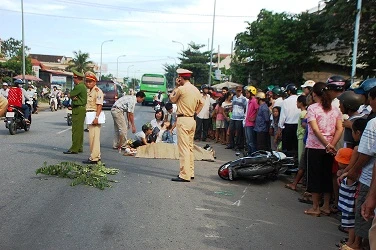 Bị xe khách chạy ẩu đâm, 3 học sinh thương vong