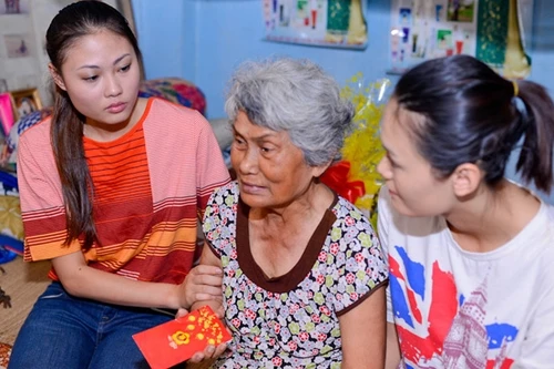 Quán quân Mai Giang giản dị trong buổi từ thiện 