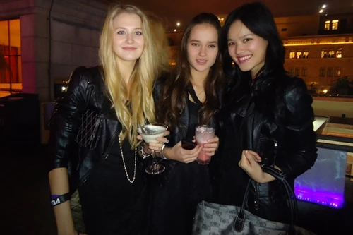 Tuyết Lan đọ dáng với các siêu mẫu quốc tế