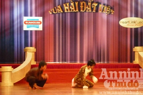 “Vua hài đất Việt” giả chó để gây cười