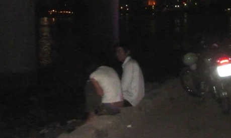 Đang tâm sự với bạn trai, thiếu nữ bị cướp xe, hiếp dâm tập thể