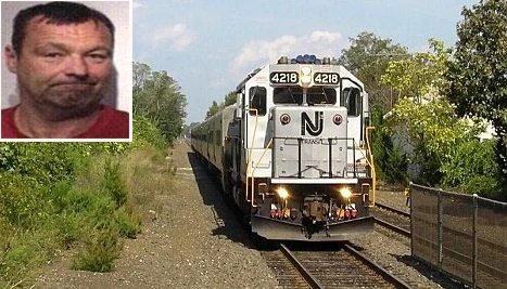 Cứu hai bé trai suýt bị ném vào tàu hỏa