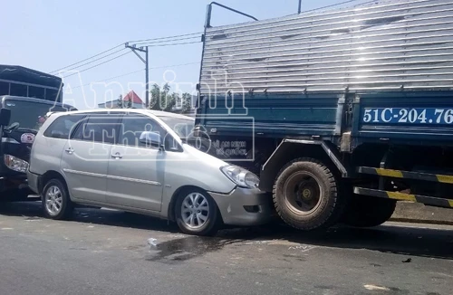 5 ô tô tông nhau liên hoàn, ô tô 7 chỗ nhấc bổng xe tải