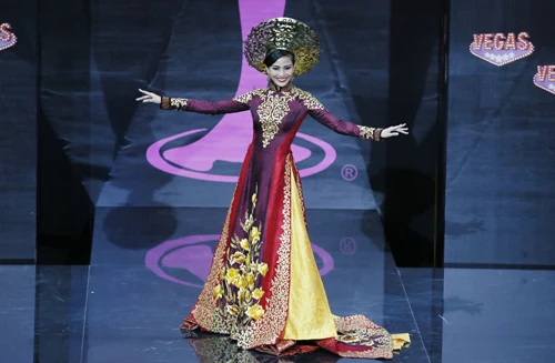 Việt Nam lọt Top10 trang phục dân tộc đẹp nhất Hoa hậu Hoàn Vũ 2013