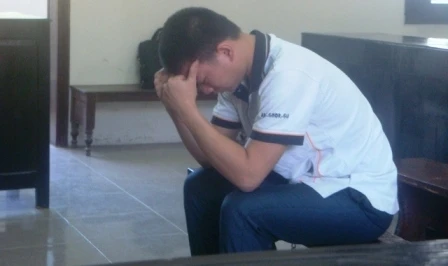 Trót làm hỏng thẻ nhớ, người vợ trẻ bị chồng bắn nổ mắt