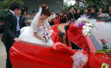 Đổ tiền tỷ, xe sang để mua hạnh phúc?!