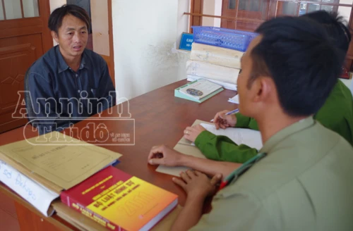 Thích "ăn sung mặc sướng", gái nhà lành mắc lừa gã buôn người