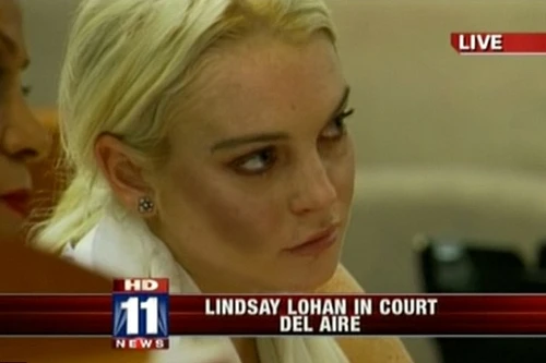 Lindsay Lohan bật khóc khi bị ra tòa
