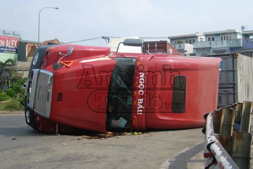 Container lật nhào tại khúc cua gấp, người đi đường thót tim