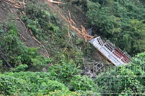 Xe tải lao xuống vực, 3 người chết, 1 người bị thương