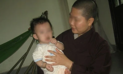Bị nghi “phá giới“, ni sư bế bé mồ côi xét nghiệm ADN minh oan