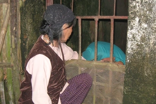 "Chuồng này trước tôi nhốt lợn, giờ để nhốt con"