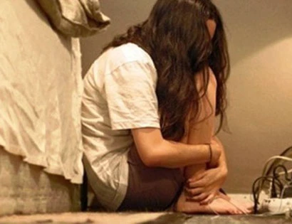 Say xe buýt, bị người quen lừa hãm hiếp