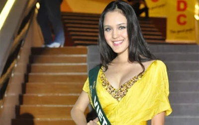 Hoàng Anh gợi cảm trong phần thi trang phục dạ hội