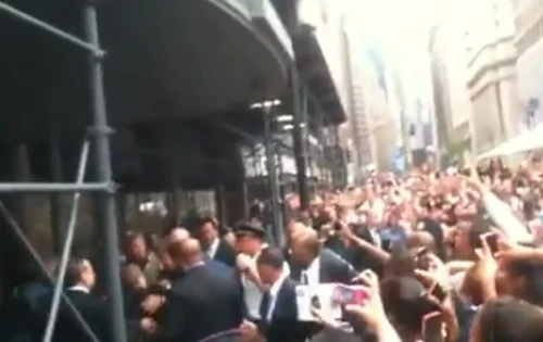 "Hoàng tử nhạc Pop" bị fan cuồng tấn công