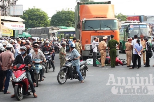 Người phụ nữ bị xe container cán chết giữa vòng xuyến