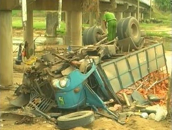 Ô tô lật xuống chân cầu lúc rạng sáng, 4 người bị thương