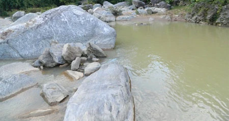 Tắm thác, nữ sinh 15 tuổi trượt chân chết đuối