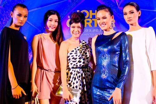 "Chân dài, hot girl" rạng rỡ trong buổi ra mắt phim "bom tấn"