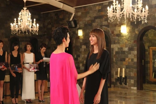 "Chân dài" Thùy Dương cười tươi dù bị loại 