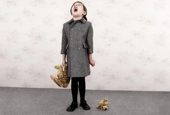 Bé gái bị rối loạn hành vi vì miếng dán chống nôn