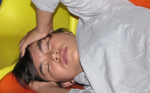 Nam y sĩ dùng ghế sắt phang đầu nữ dược sĩ