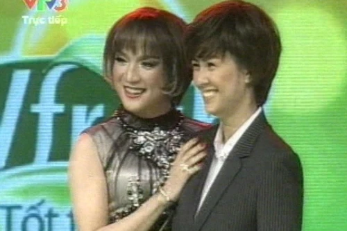 Tung chiêu độc, Đàm Vĩnh Hưng giả gái hát "Nhớ anh"