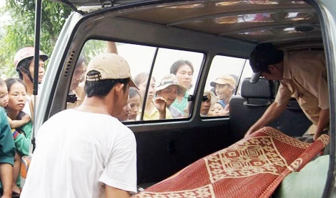 Bé gái 7 tuổi bị bạn nhậu của ông nội hiếp, giết trong nghĩa địa